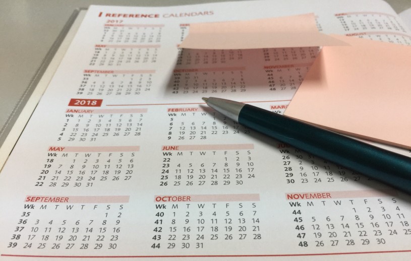 una penna su un calendario