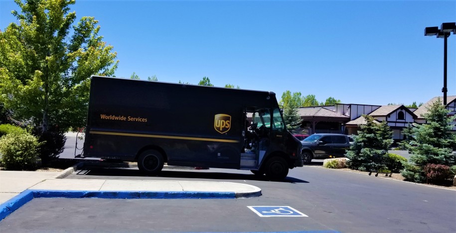 upsが路上で運転している