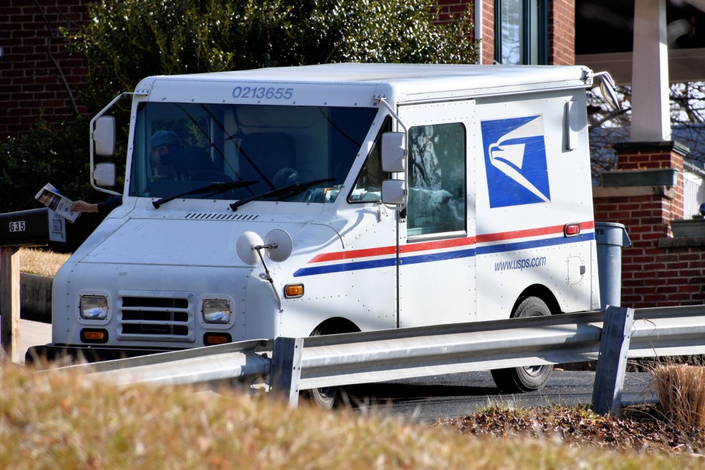 φορτηγό USPS που παραδίδει ταχυδρομείο