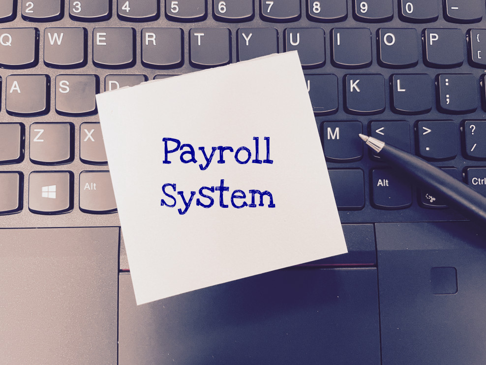sticky note that says "payroll system"