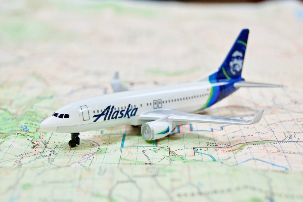 airplane that says "alaska"