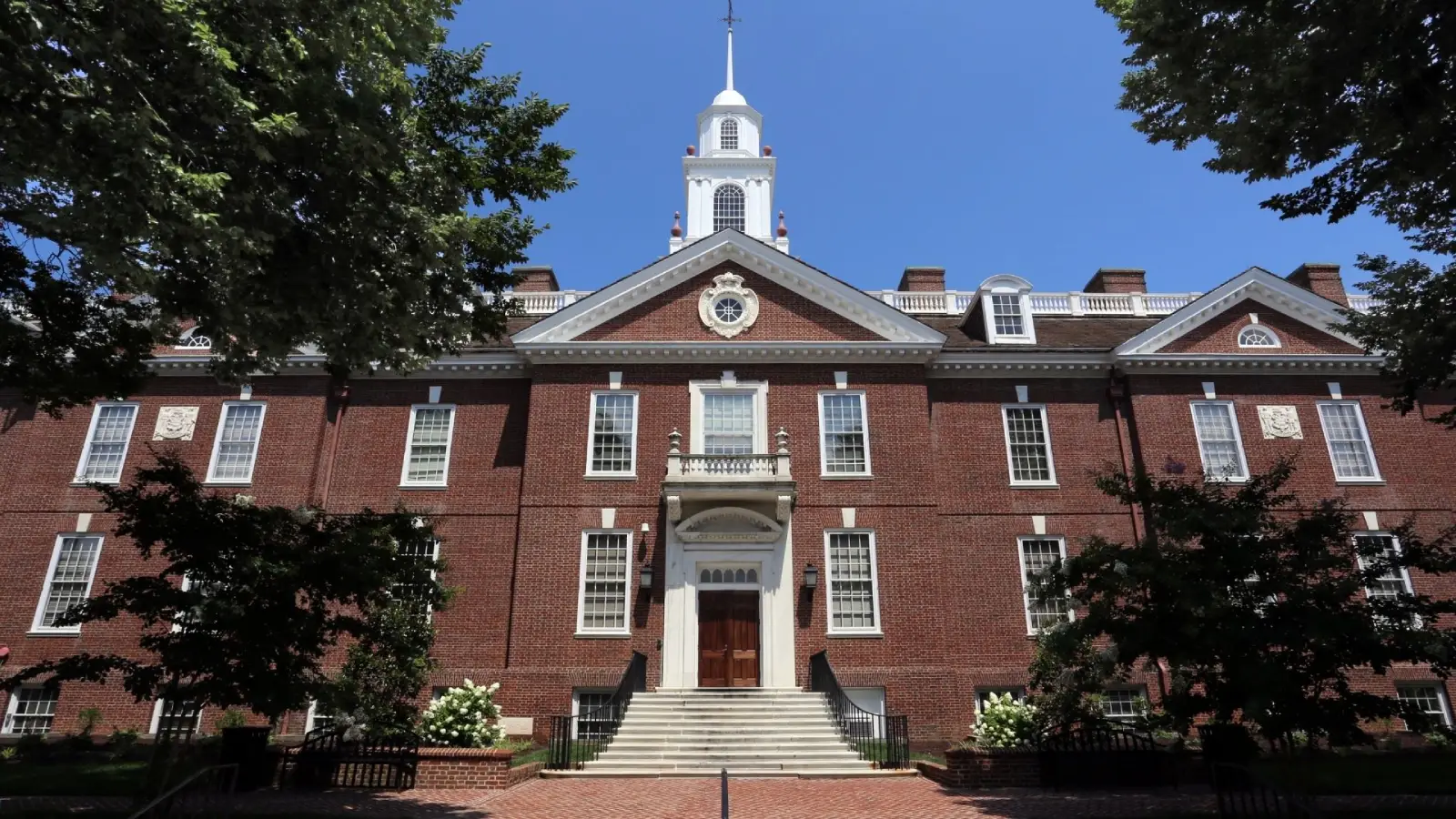 Get a secure virtual mailbox and virtual address in Claymont, DE for easy mail forwarding.